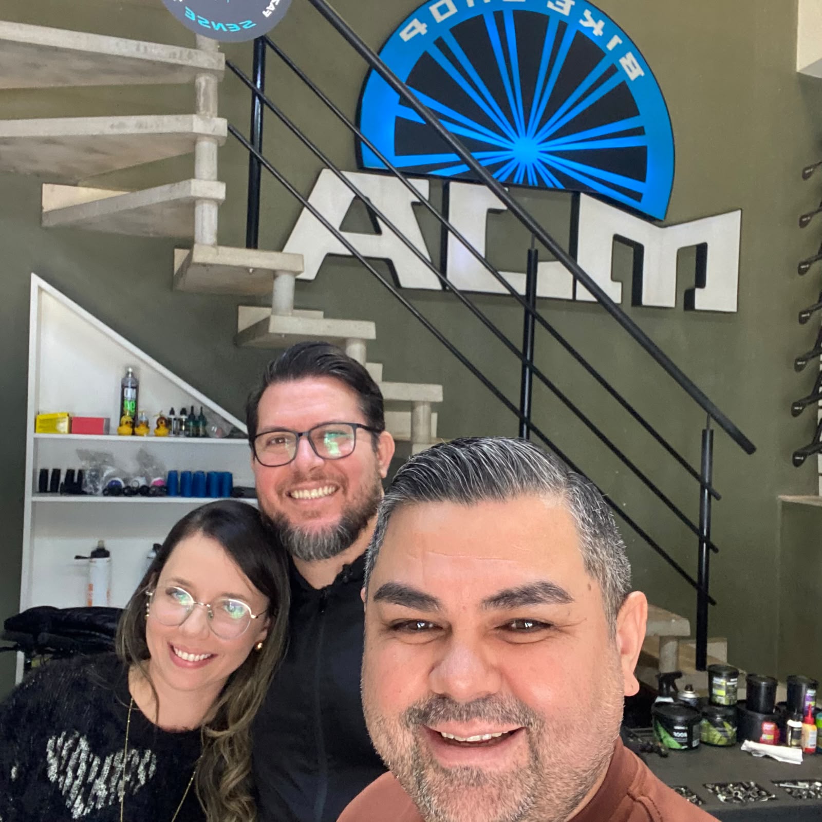 Aldir Silva com clientes em visita presencial